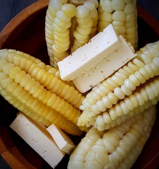 choclos frescos con queso blanco en cuenco de madera